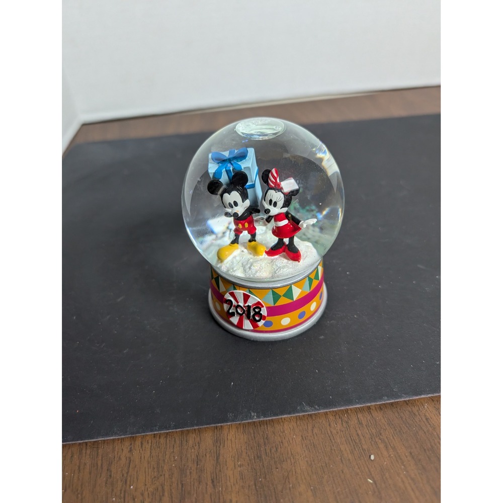 2018 Disney Store Mickey and Minnie Mouse Snow Globe Present Authentic Rare
